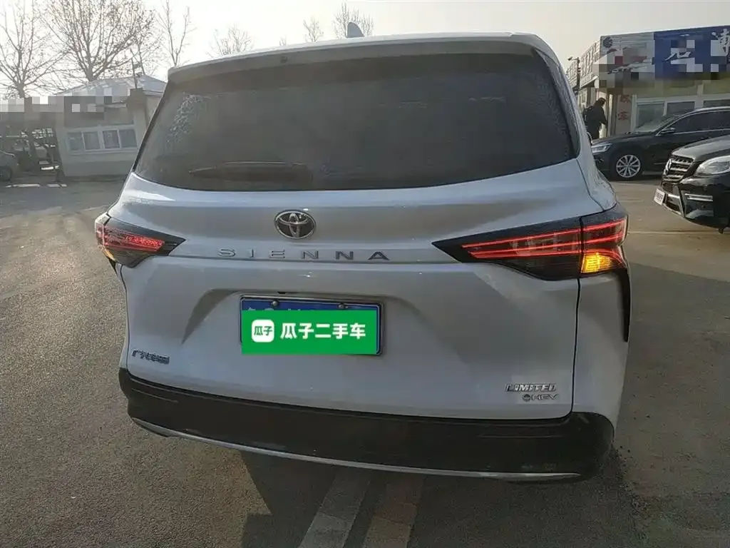 Toyota Sienna 2024 из CN, фото 2