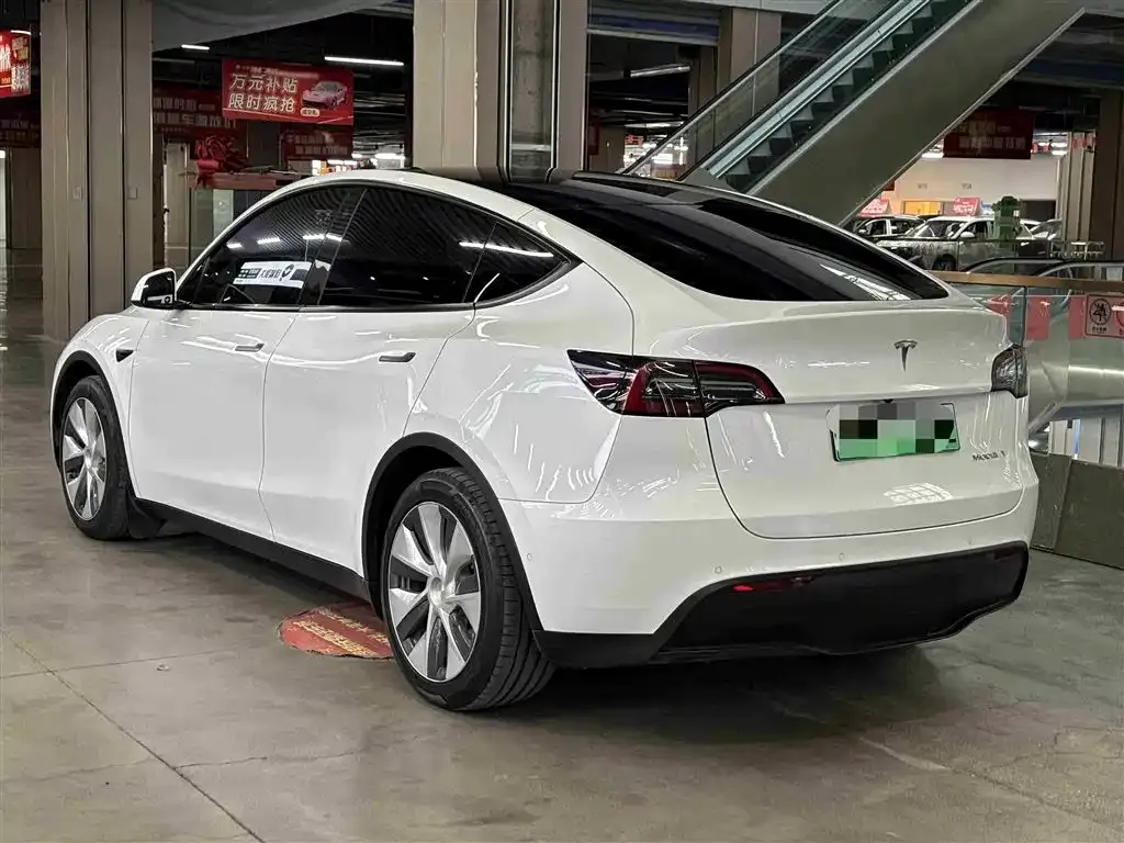 Tesla Model Y — фото 6