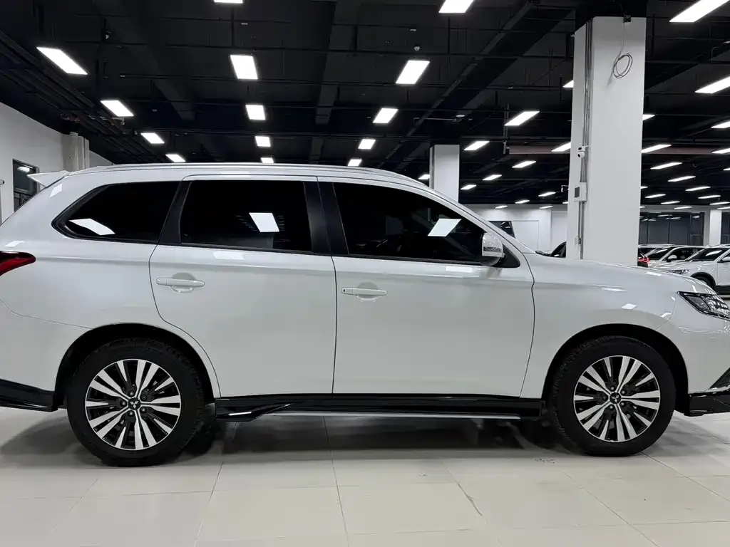Mitsubishi Outlander 2021 из CN, фото 8