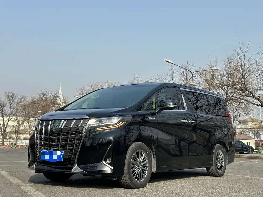 Toyota Alphard — фото 1