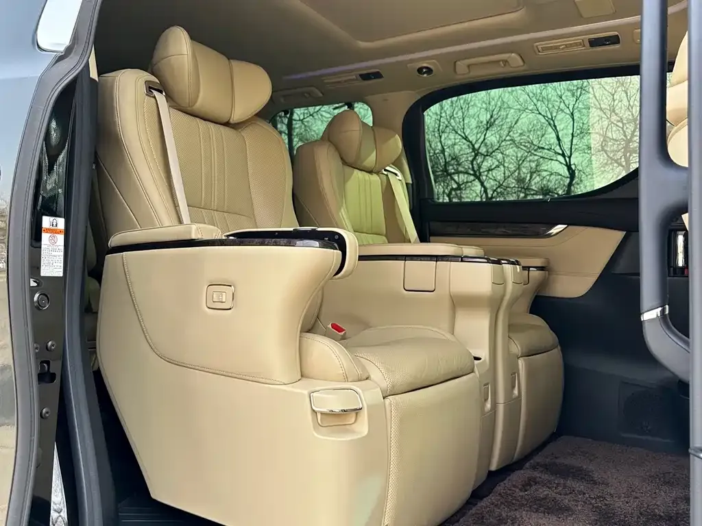 Toyota Alphard — фото 4