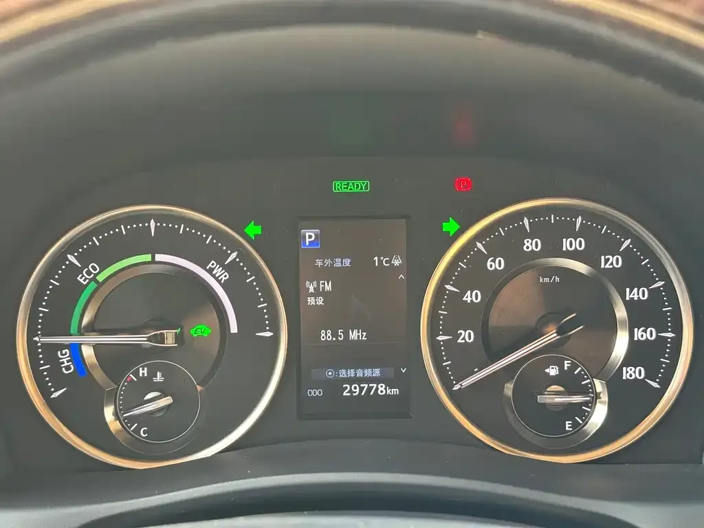 Toyota Alphard — фото 2