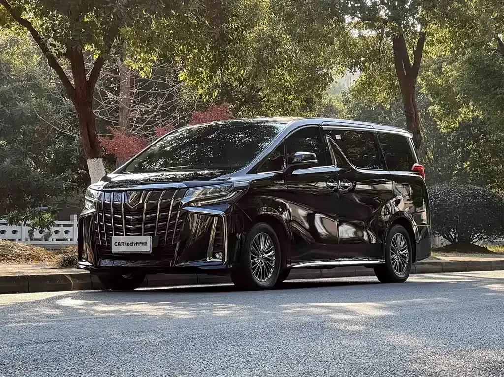 Toyota Alphard — фото 1