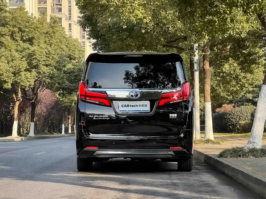 Toyota Alphard — фото 9