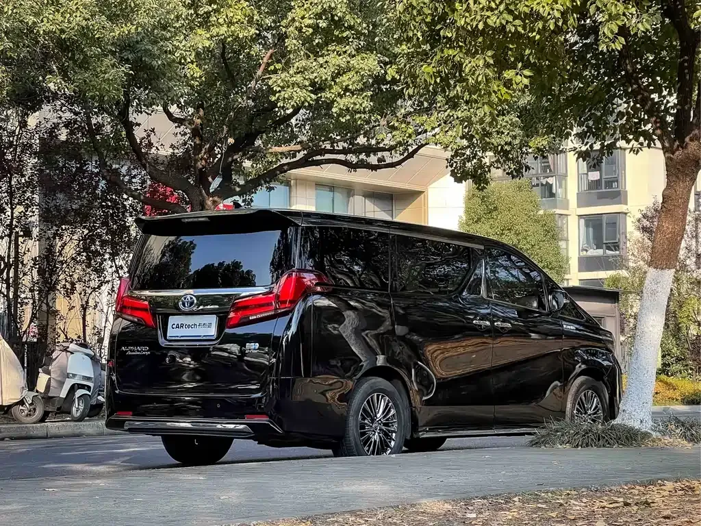 Toyota Alphard — фото 8