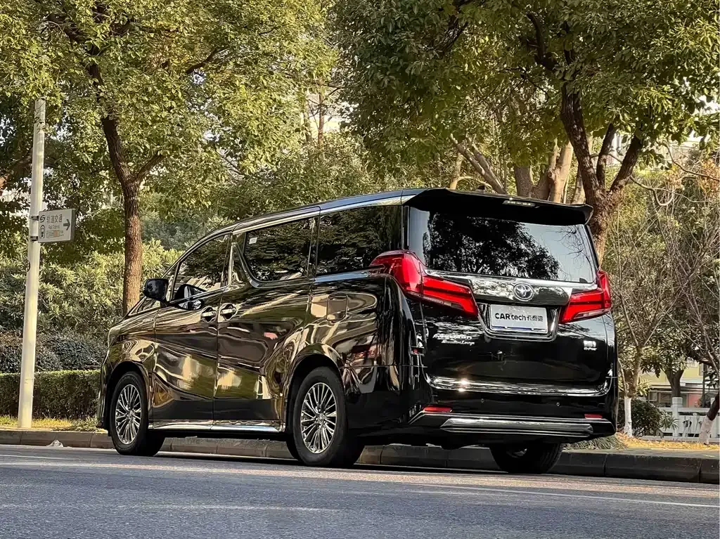 Toyota Alphard — фото 6