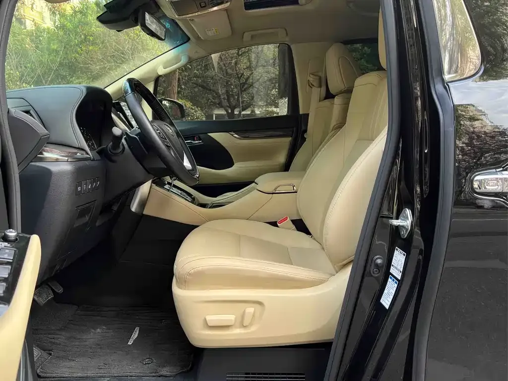 Toyota Alphard — фото 4