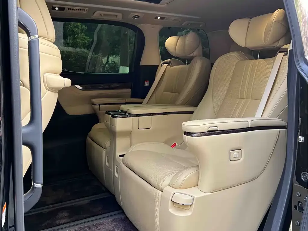 Toyota Alphard — фото 2