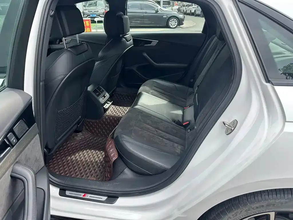 Audi A4L 2023 из CN, фото 3
