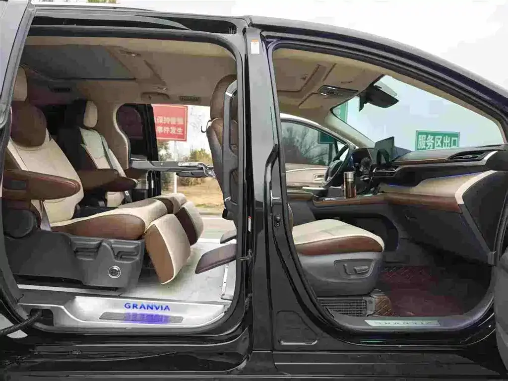 Toyota Granvia 2023 из CN, фото 9