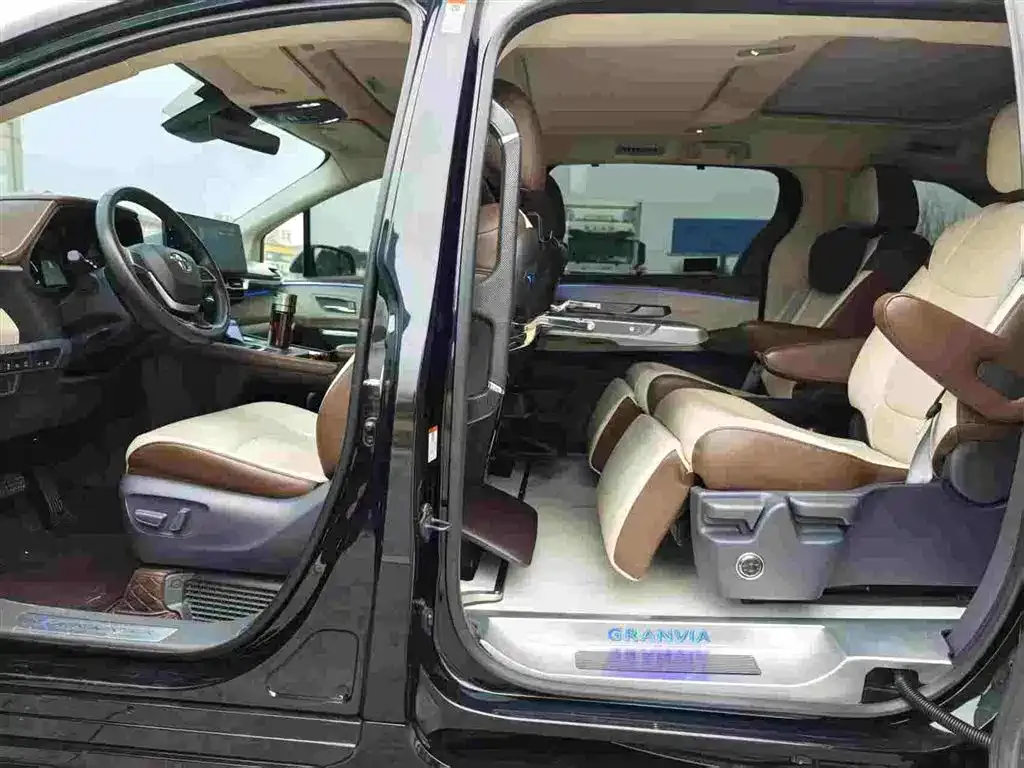 Toyota Granvia 2023 из CN, фото 7