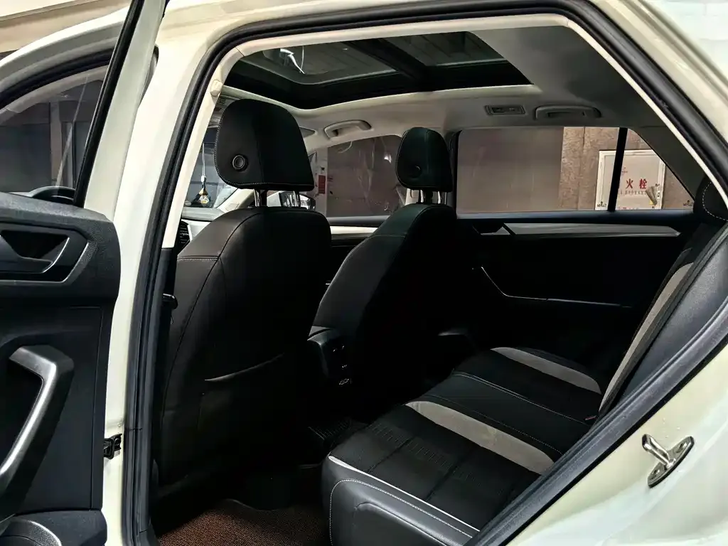 Volkswagen T-Roc 2023 из CN, фото 2