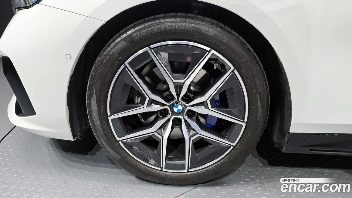 BMW 5-Series 2025 из KR, фото 10