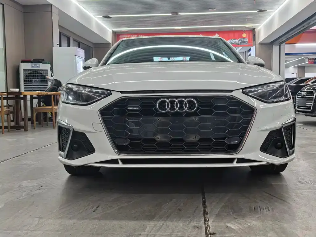 Audi A4L 2021 из CN, фото 2