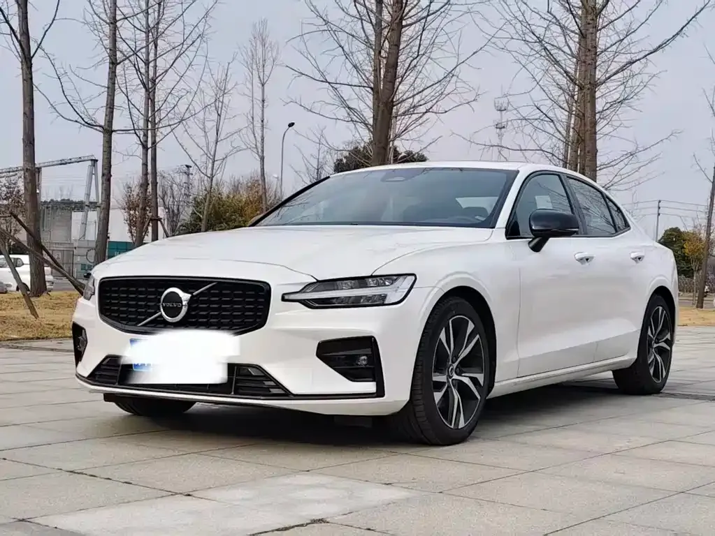 Volvo S60 — фото 1