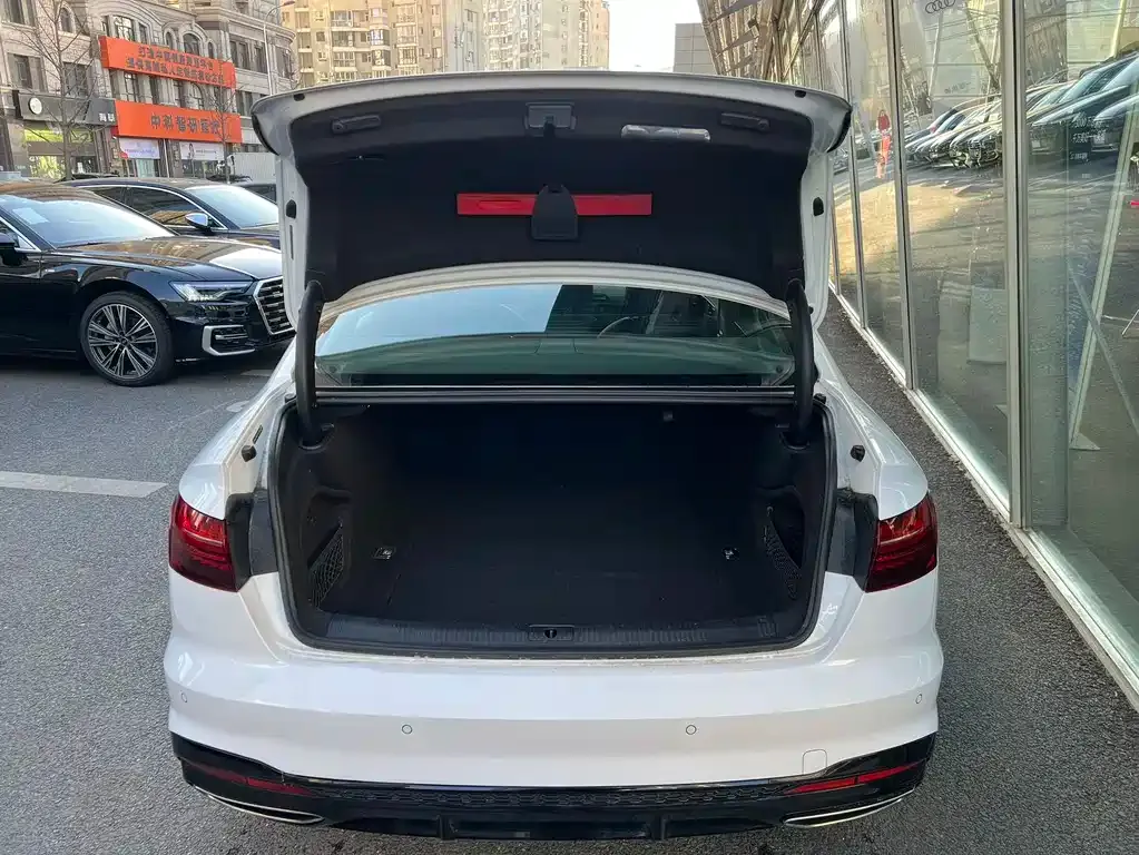 Audi A4L 2024 из CN, фото 3