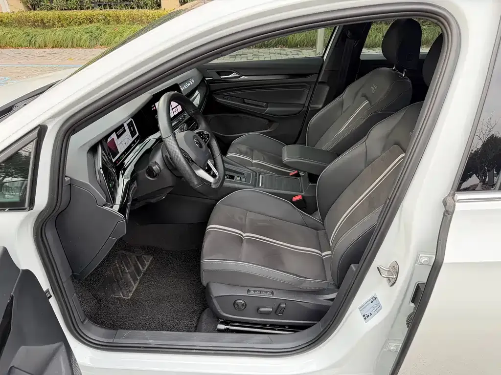 Volkswagen Golf 2023 из CN, фото 8
