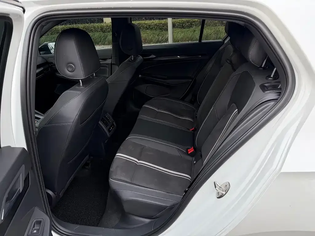 Volkswagen Golf 2023 из CN, фото 2