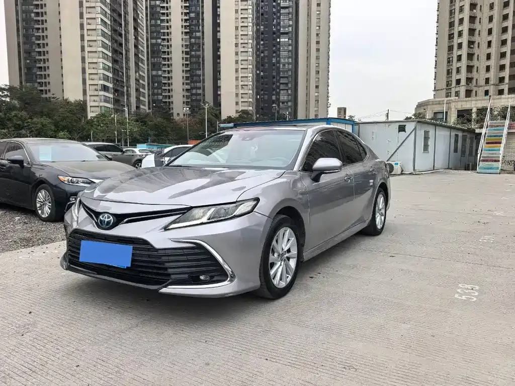 Toyota Camry — фото 1