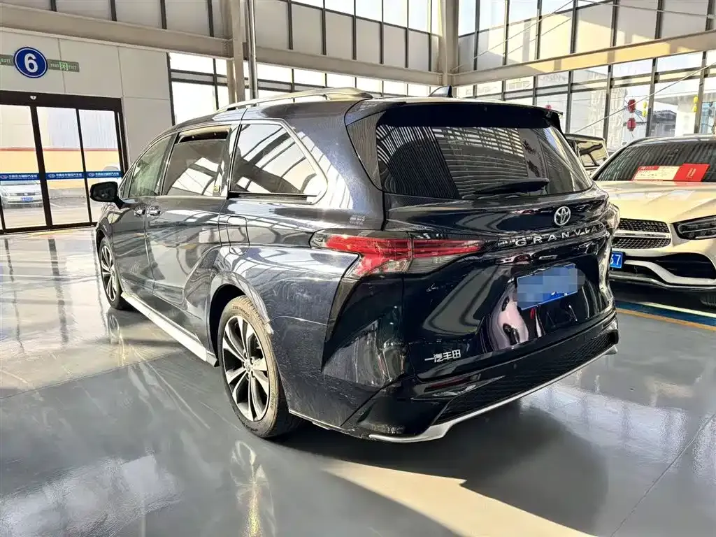 Toyota Granvia — фото 4