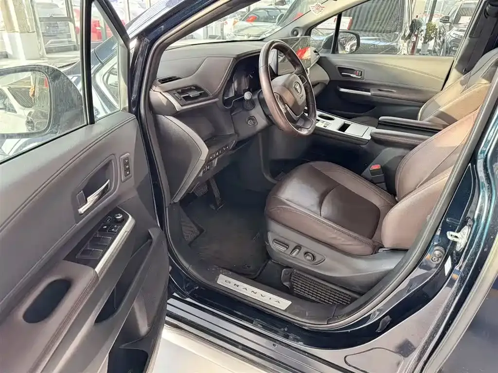 Toyota Granvia — фото 3