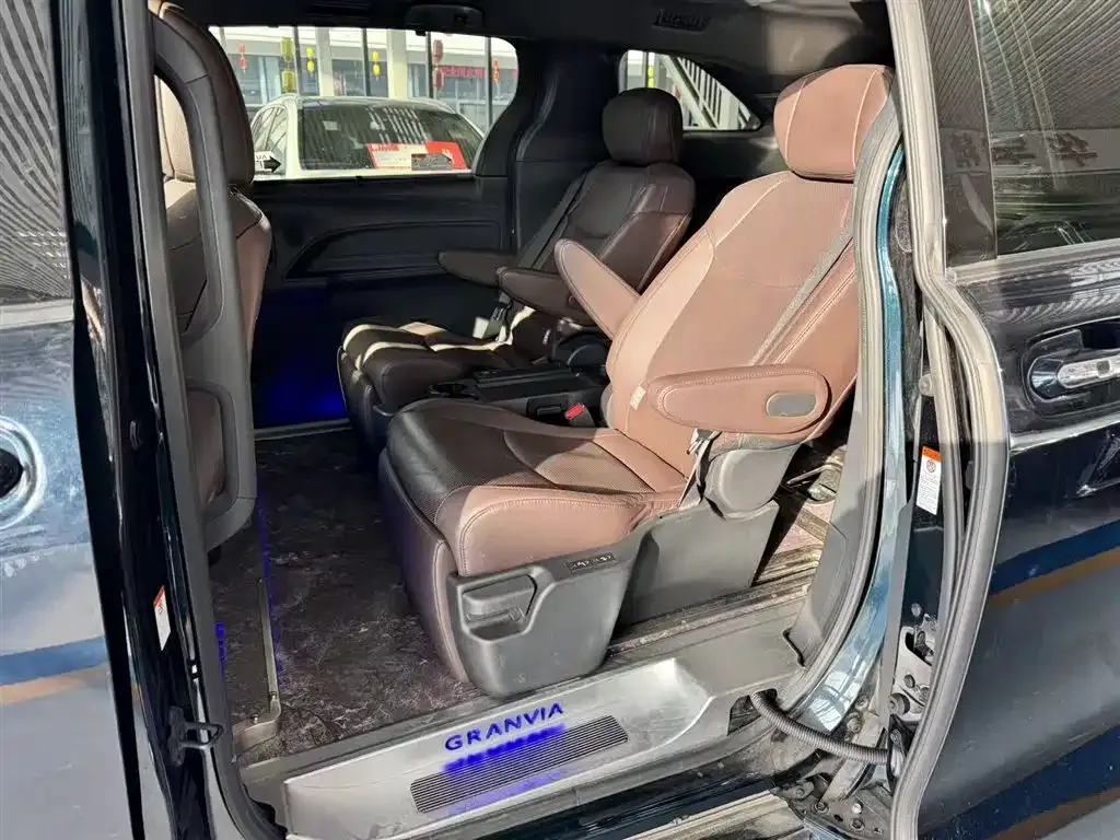 Toyota Granvia — фото 2