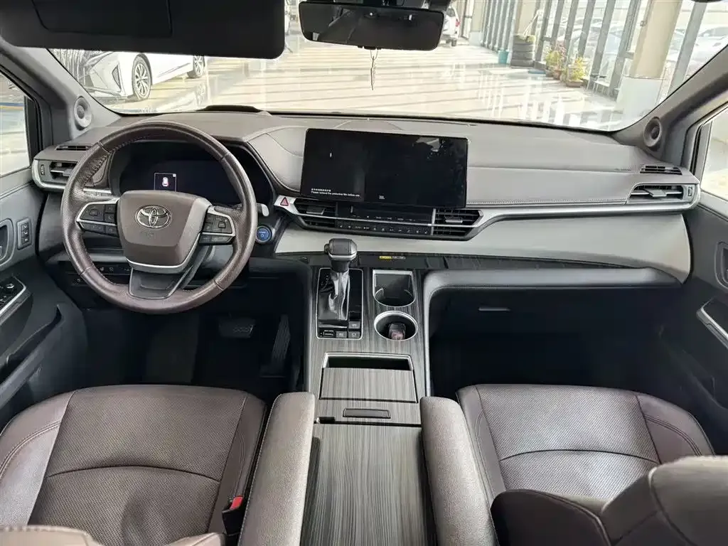 Toyota Granvia — фото 9