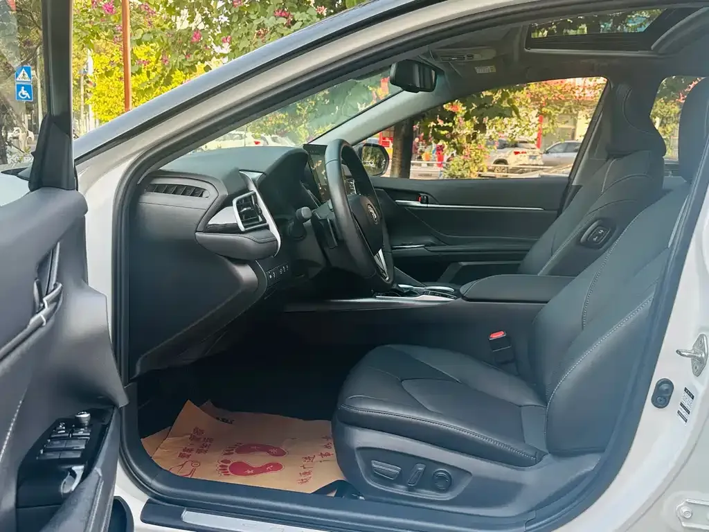 Toyota Camry 2023 из CN, фото 2