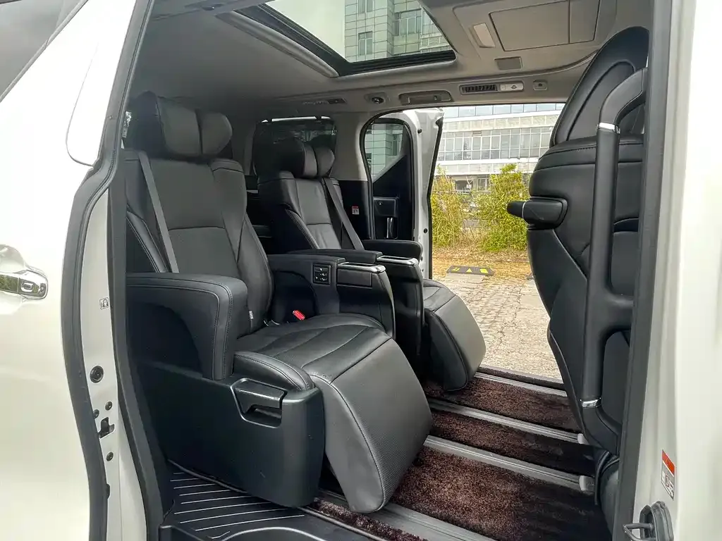 Toyota Vellfire 2023 из CN, фото 3