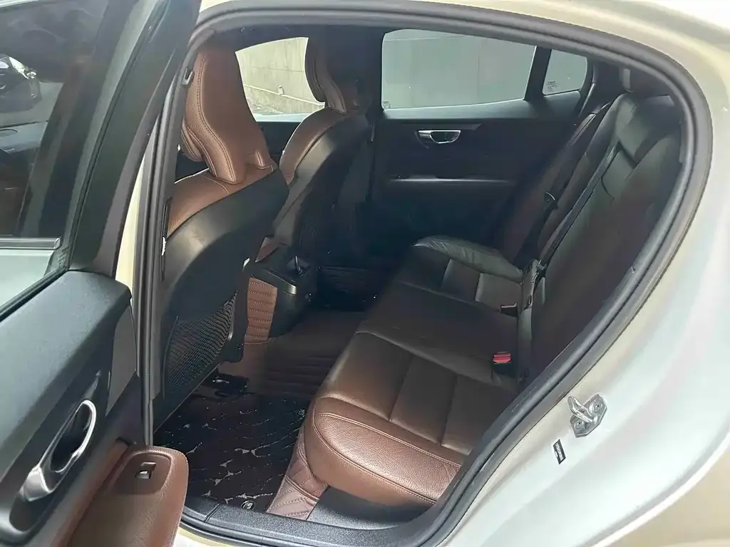 Volvo S60 2021 из CN, фото 9