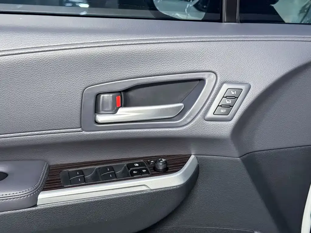 Toyota Granvia — фото 3