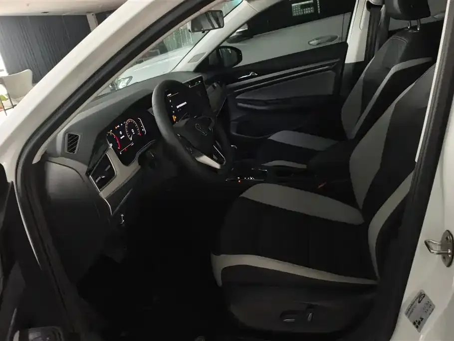 Volkswagen Bora 2024 из CN, фото 8