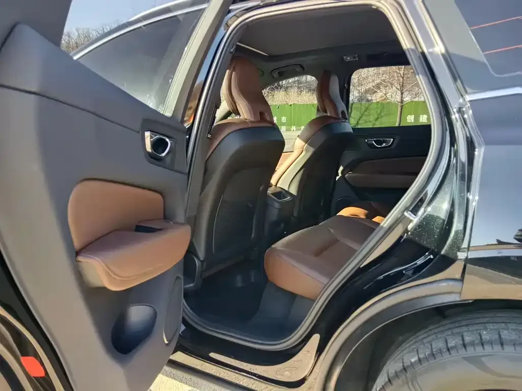 Volvo XC60 — фото 2