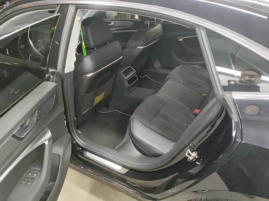Audi A7L 2023 из CN, фото 4
