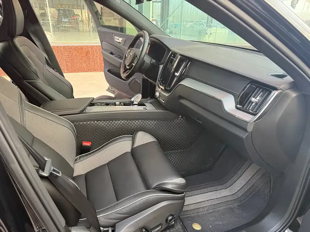 Volvo XC60 2025 из CN, фото 9