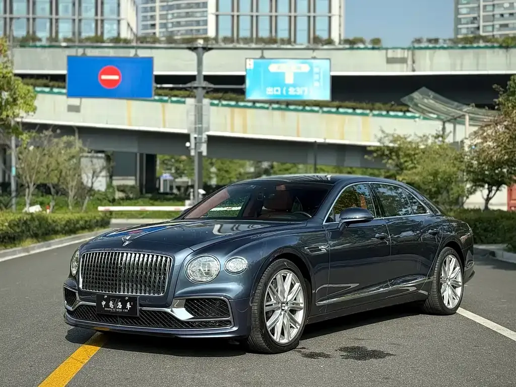 Bentley Flying Spur — фото 1