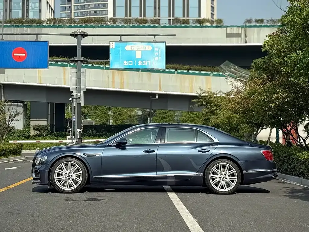 Bentley Flying Spur — фото 7