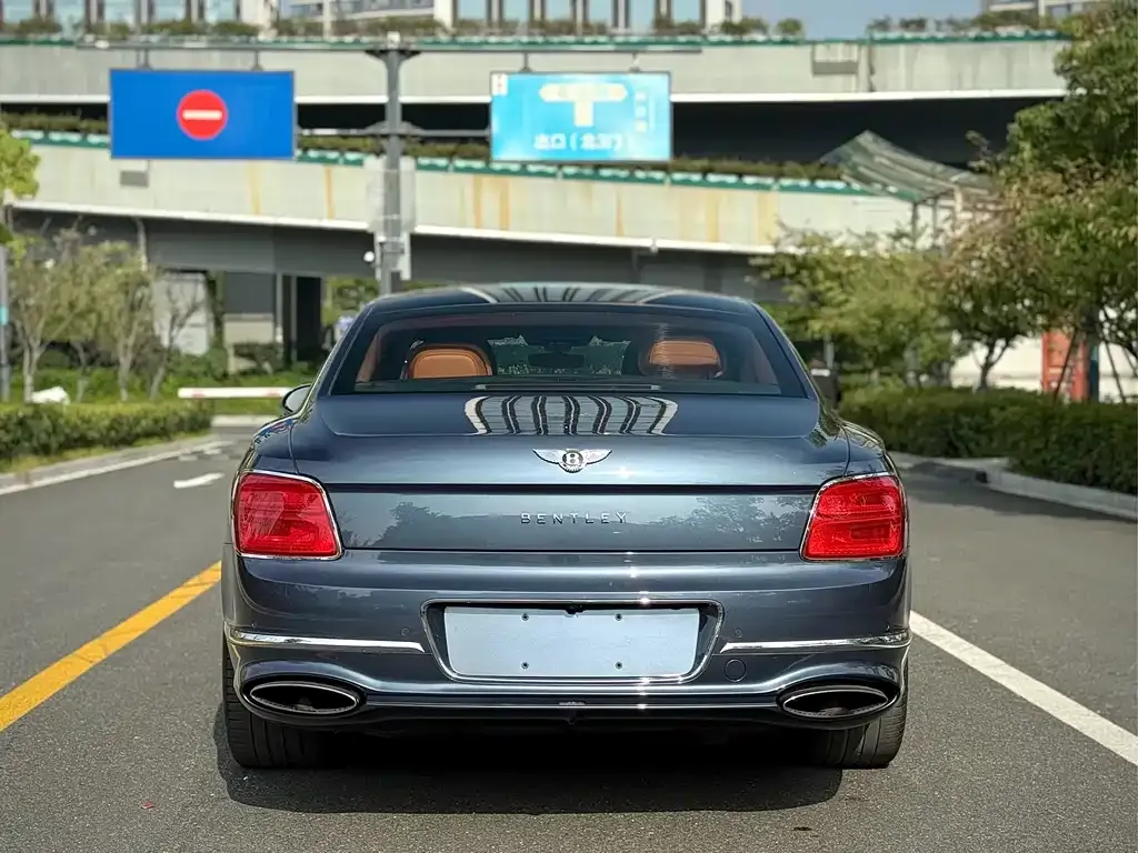 Bentley Flying Spur — фото 9