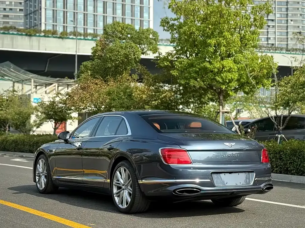 Bentley Flying Spur — фото 8