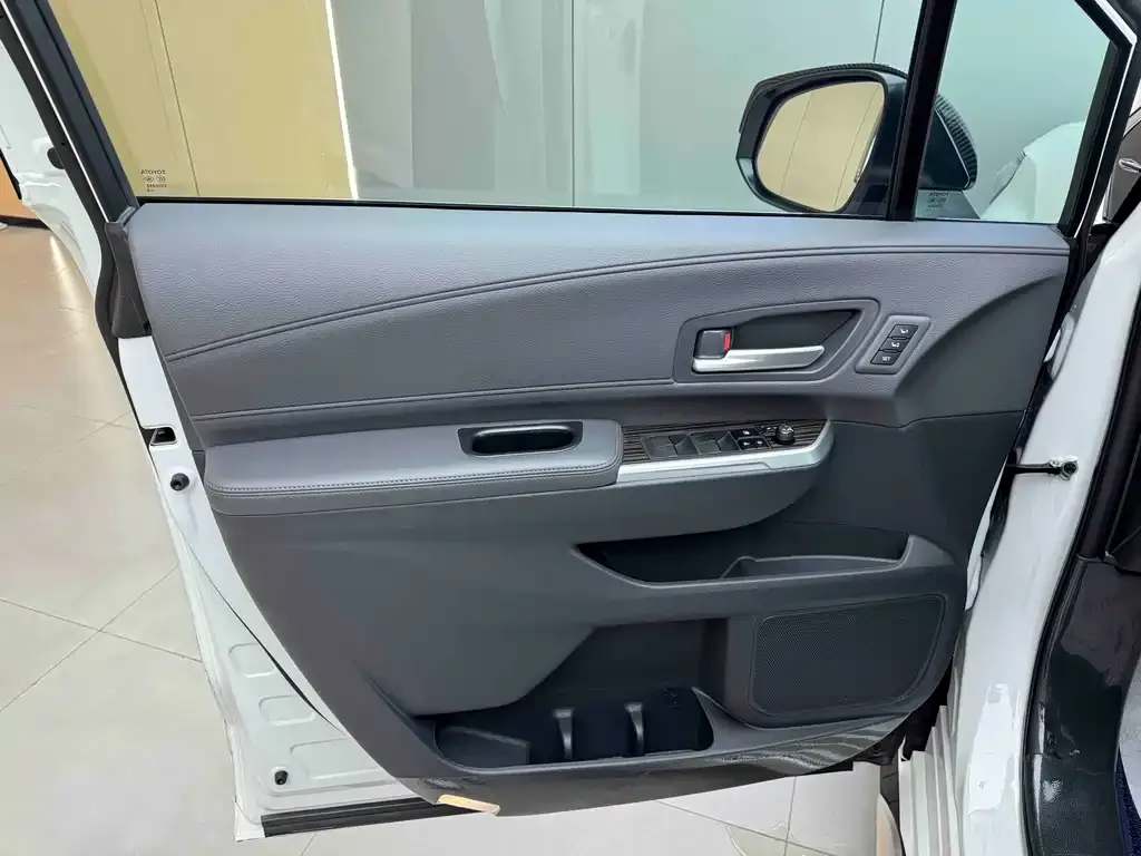 Toyota Granvia — фото 10