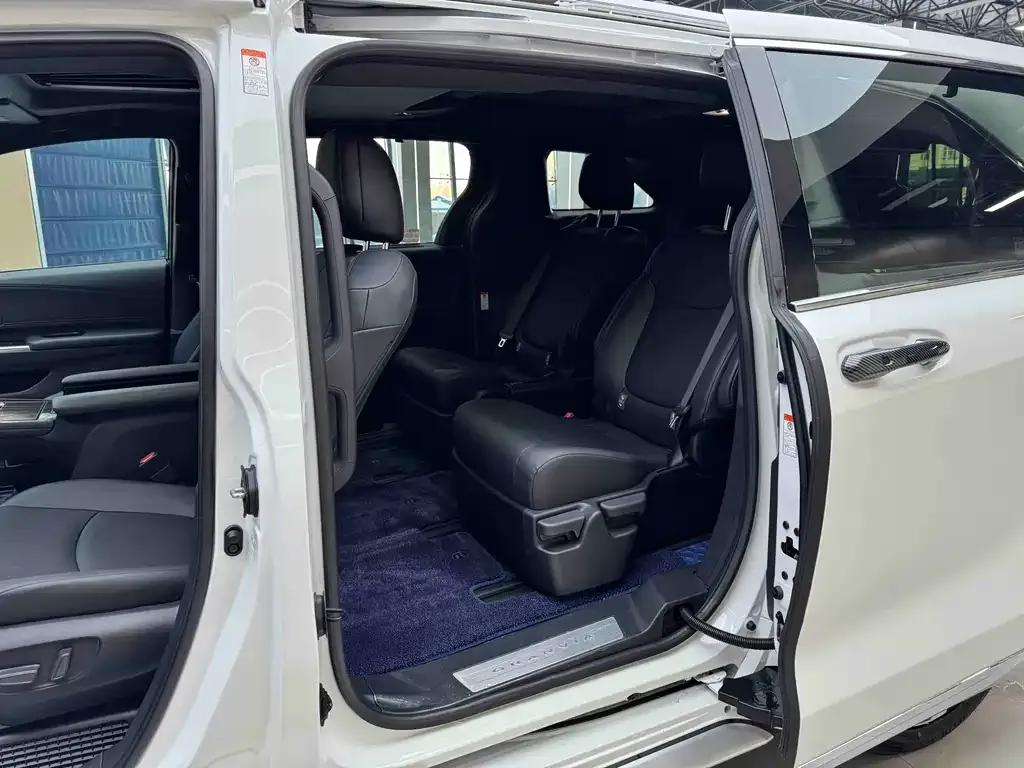 Toyota Granvia — фото 5