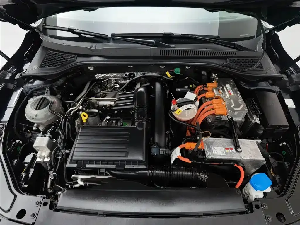 Volkswagen Passat New Energy — фото 10