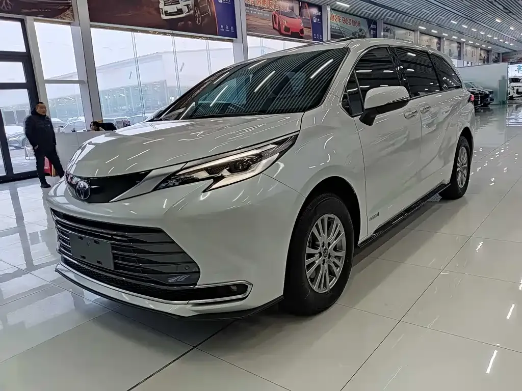 Toyota Sienna — фото 1