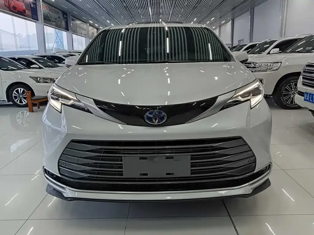 Toyota Sienna — фото 7