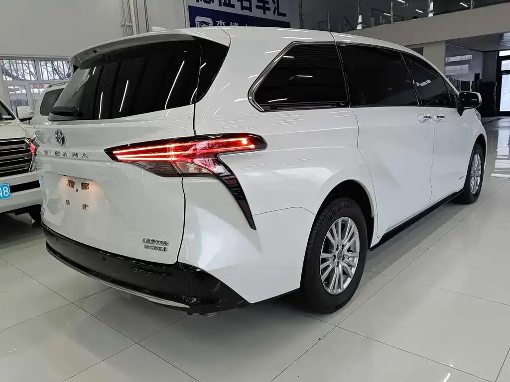 Toyota Sienna — фото 5