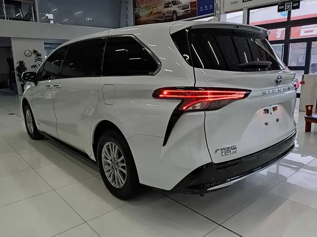 Toyota Sienna — фото 2