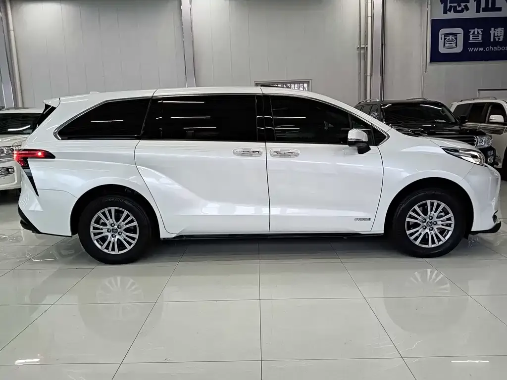 Toyota Sienna — фото 10