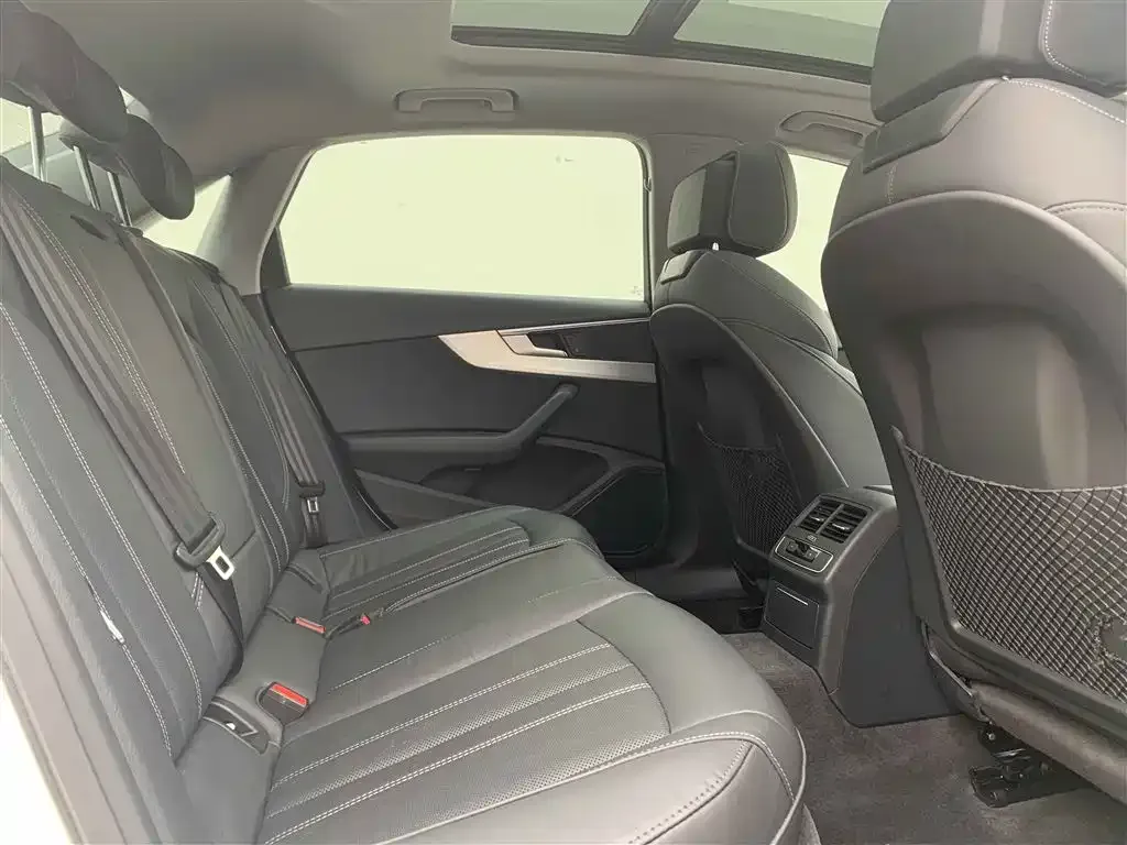 Audi A4L 2021 из CN, фото 8