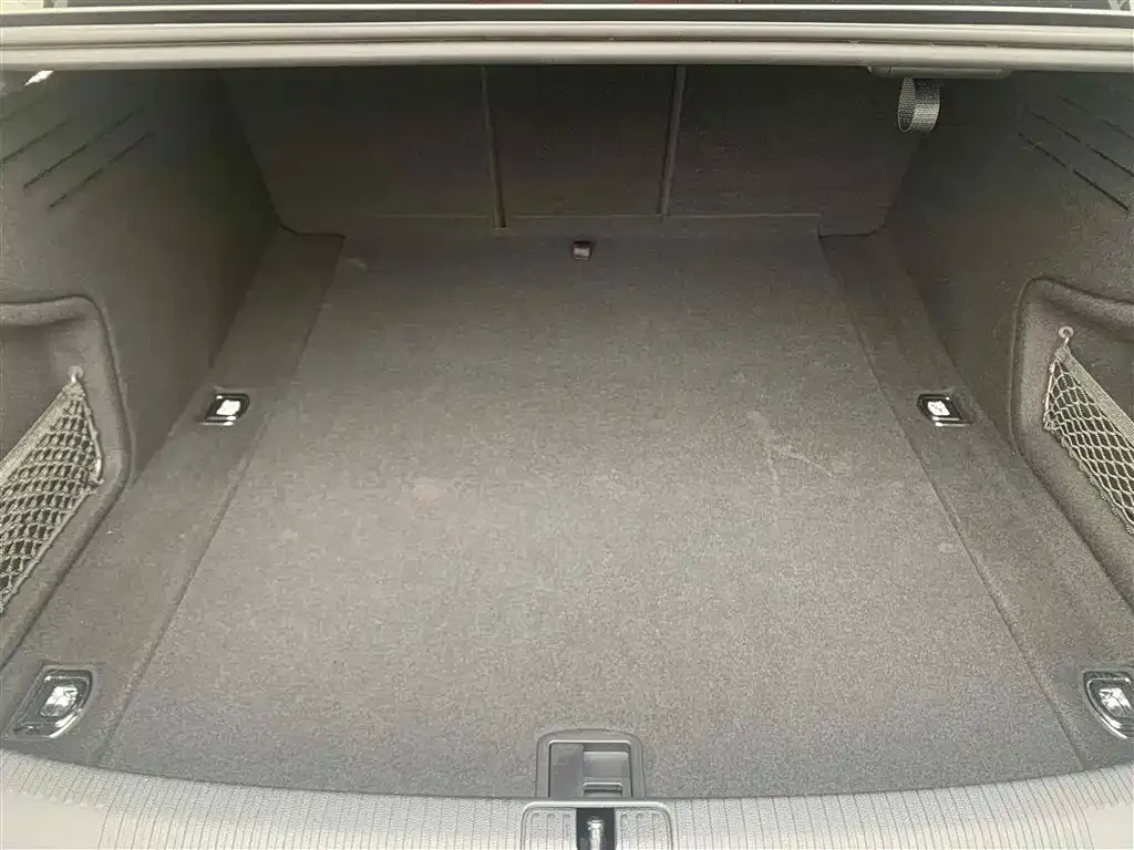 Audi A4L 2021 из CN, фото 5