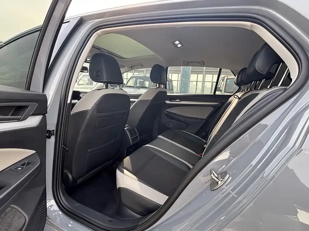 Volkswagen Golf 2023 из CN, фото 6